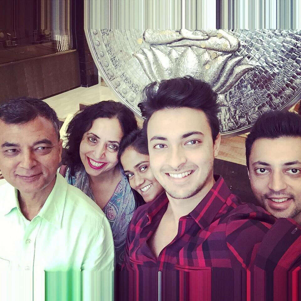 കിസ് ഓഫ് ബ്രദേഴ്സ്: പിണക്കം മറന്ന് ഷാരൂഖ് സൽമാന്റെ സഹോദരിയുടെ വിവാഹത്തിന്