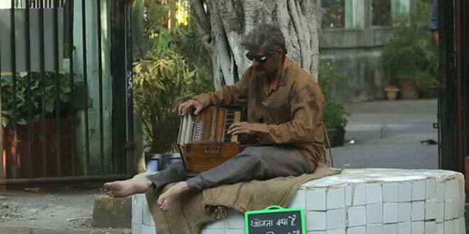 സോനു നിഗം തെരുവുഗായകന്റെ വേഷത്തില്‍ ജൂഹു തെരുവില്‍ പാടി; തിരിച്ചറിയാതെ ജനം