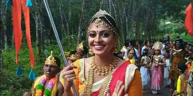 പുരുഷന്മാര് ഷര്ട്ട് ഊരി ക്ഷേത്രത്തില് കയറുന്നതുപോലെ സ്ത്രീകള്ക്കും വേണമെന്ന് കരുതാനാകുമോ; ശബരിമല പ്രവേശനത്തില് പ്രതികരണവുമായി അനുശ്രീ